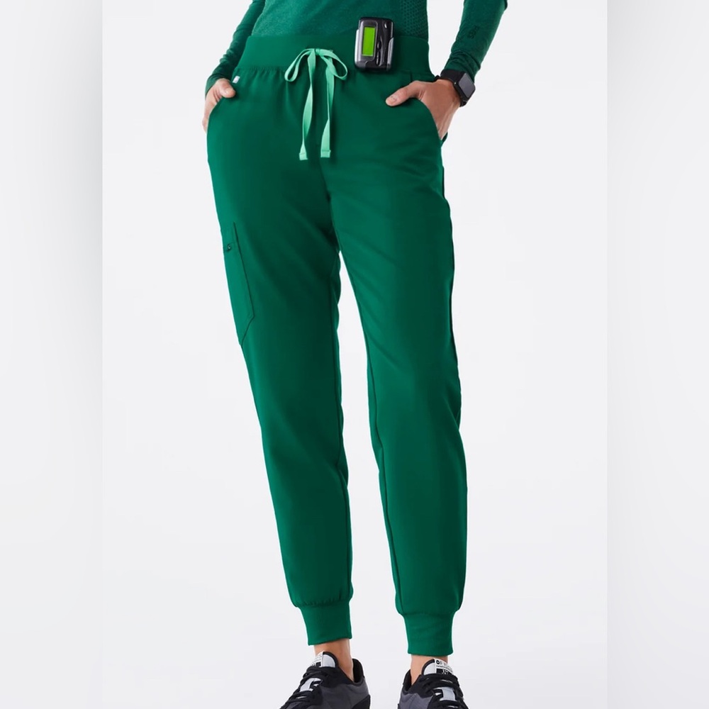 Figs Zamora Hunter green joggers petite